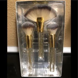 Issac Mizrahi 3 piece face brush set